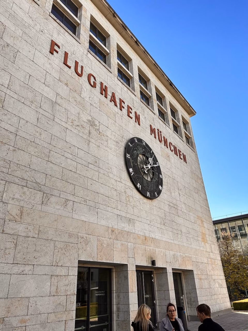Bild vom alten Flughafen München-Riem, dem jetzigen Headquarter der +Pluswerk AG